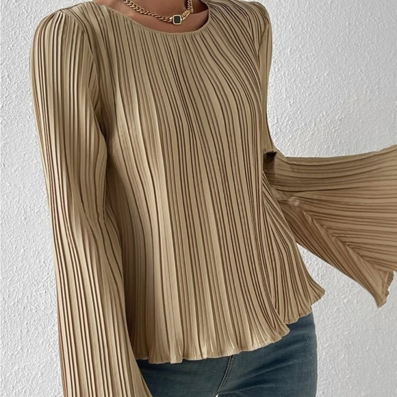 SHEIN Privé Solid Pleated Bell Sleeve
Blouse - Picture 6 of 8